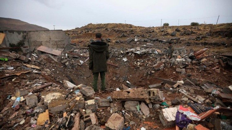 yemen-accuses-houthis-of-firing-missiles-at-camp-for-displaced-people-near-aden