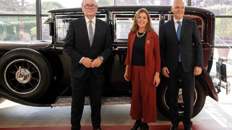 vaticaanse-musea-tentoonstelling-markeert-een-eeuw-van-de-popemobile