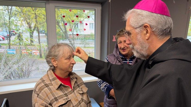 paus’-aalmoezenier-bezoekt-oekraine-om-steun-te-bieden-aan-oorloggetroffenen-bevolking